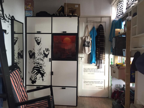 De zwart, witte kast, het kastje aan de muur en de houten stelling ernaast kunnen overgenomen worden.