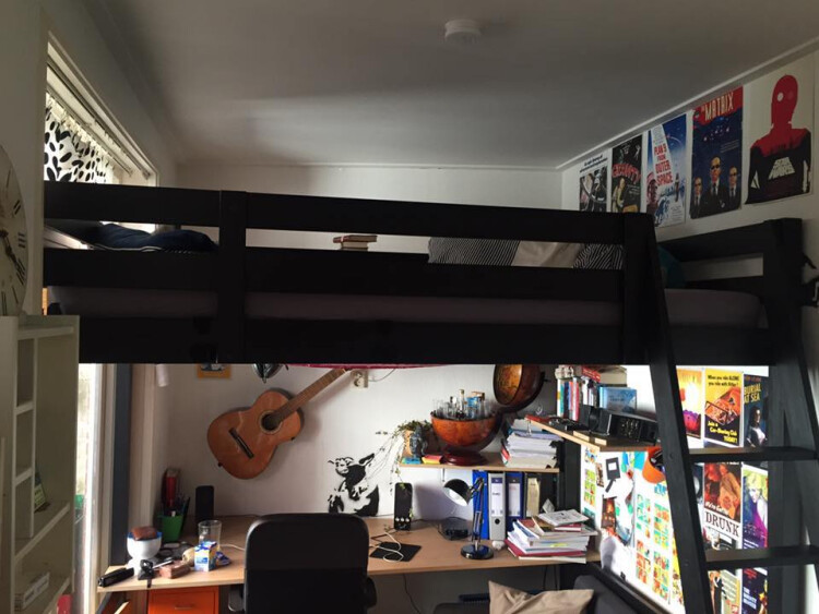 Het bed met nieuw matras, het bureau, de planken en de bank kunnen overgenomen worden.