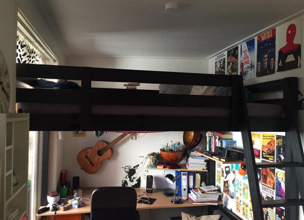 Het bed met nieuw matras, het bureau, de planken en de bank kunnen overgenomen worden.