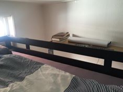 Plankje naast het bed met een verlengsnoer