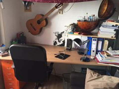 Het bureau en de planken zitten vast.