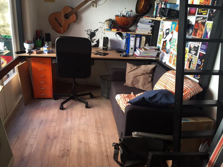 Onder het bureau is ruimte gemaakt voor het oranje (IKEA) kastje zodat die er precies onderdoor past. De bank is een slaapbank!