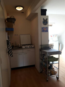 Het keukentje heeft een gasfornuis met 4 pitjes.