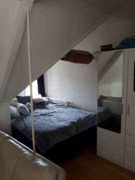 Het bed staat mooi in een hoekje, zodat deze zo min mogelijk ruimte inneemt.