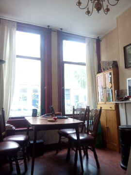 Grote ramen, lekker veel licht op tafel.