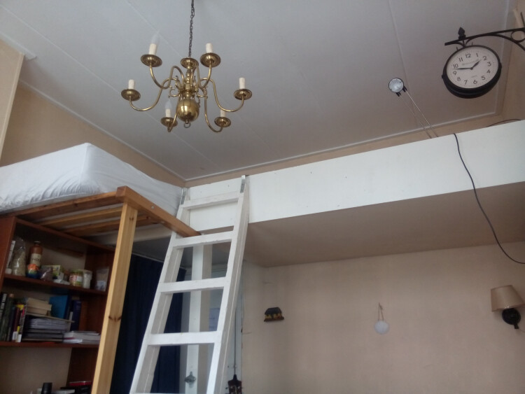 Het werkt verrassend goed. Een soort hoekbed op hoogte dus...