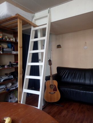 De huur van de gitaar zit bij de prijs in :)