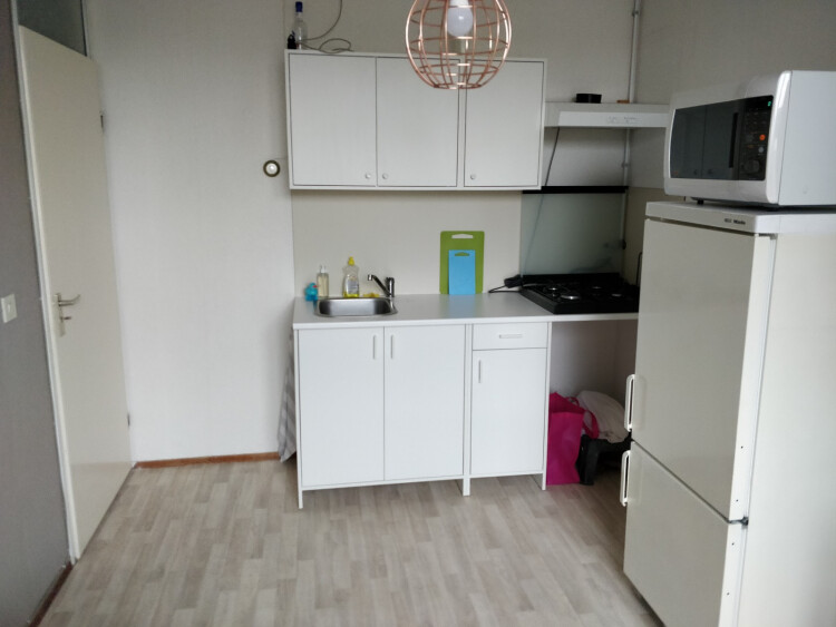 eigen keukenblok in woonkamer