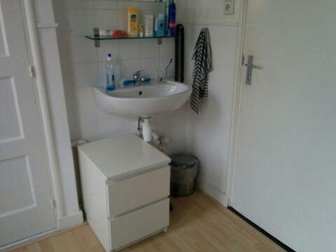 Eigen wasbak en 2 opbergkasten