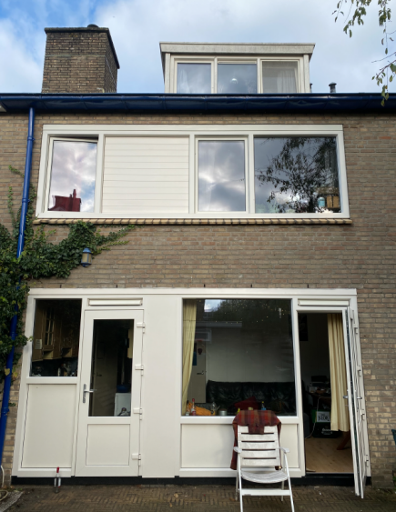 Tuinzijde met achterin de tuin een schuur en toegang naar openbare ruimte